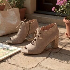 Susina Taupe Suede Leather Peep Toe Lace-Up Block Heel Ankle Booties Size 9